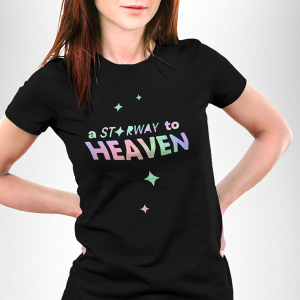 Czarna koszulka damska z prostym wzorem holograficznym: starway to heaven; na modelce