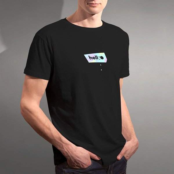 Czarna koszulka męska z małym holograficznym napisem: hellO, na modelu