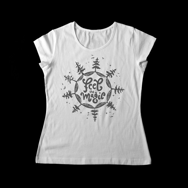 Las, gwiazdy i ptaki na białej damskiej koszulce z napisem: feel magic