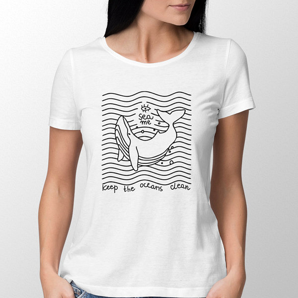 Dziewczyna w białej damskiej koszulkce z nadrukiem flex. Wieloryb w stylu lineart na tle równoległych do siebie fal. Nad nim napis SEA ME, pod spodem: "Keep oceans clean".