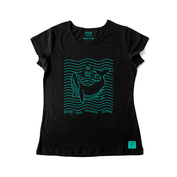 Czarna damska koszulka z nadrukiem flex. Wieloryb w stylu lineart na tle równoległych do siebie fal. Nad nim napis SEA ME, pod spodem: "Keep oceans clean".