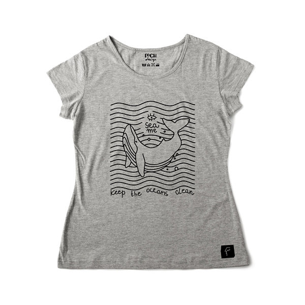 Szara damska koszulka z nadrukiem flex. Wieloryb w stylu lineart na tle równoległych do siebie fal. Nad nim napis SEA ME, pod spodem: "Keep oceans clean".
