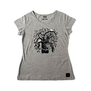 Dziewcznynka z rozwianymi włosami przytula drzewo, na drzewie siedzą ptaki, ona we włosach ma liście. Wzór na szarej koszulce.