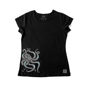 Koszulka o damskim kroju, wzór umieszczony na dole z boku, przedstawiający ośmiornicę. Refleksy z opalizującej folii